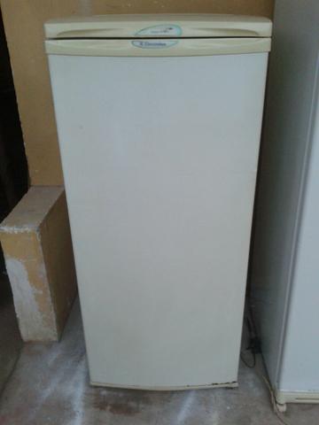 Freezer vertical Eletrolux - 170 litros