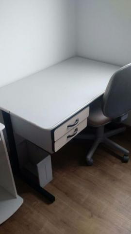 Mesa de escritório com cadeira confortável