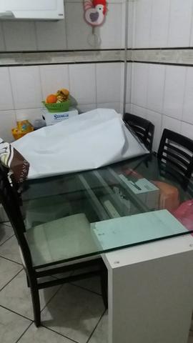 Mesa de vidro com cadeira