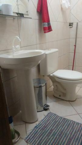 Sanitário com caixa acoplada + pia de coluna (ambos