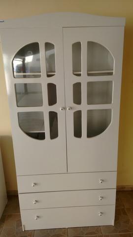 Armário com 03 gavetas em perfeito estado