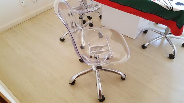 Cadeira giratória Charles Eames em policarbonato