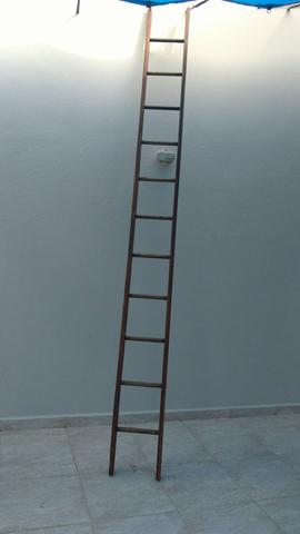 Escada grande de madeira 17 Degraus