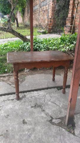 Mesa de jantar quatro cadeiras de madeira