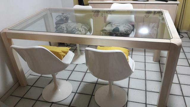 Mesa grande, de madeira e vidro maciço