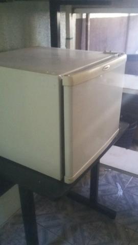 Mini frigobar 50 l funcionando conservado