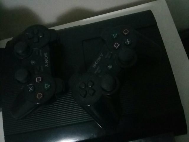 PlayStation 3 Super Slim, 250 GB, 2 controles