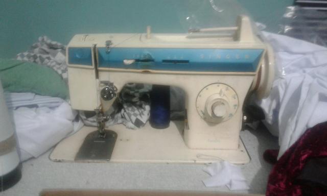 Vendo maquina de costura domestica. 250$