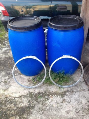 Bombonas de plástico 100L, cada. Nunca usada com químicos,