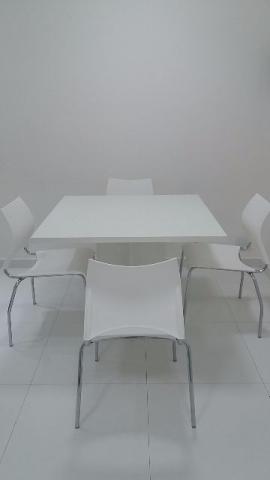 Conjunto de mesa e 4 cadeiras brancas
