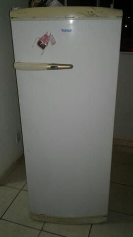 Geladeira com marcas de uso