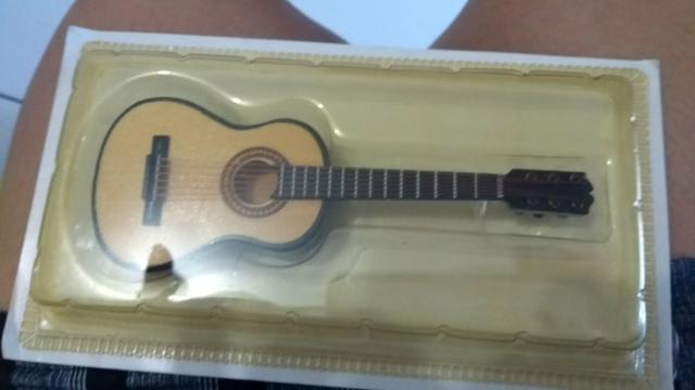Miniatura de violão