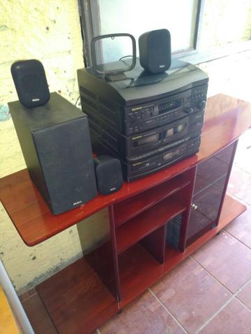 Rack, escrivaninha de escritório e rádio