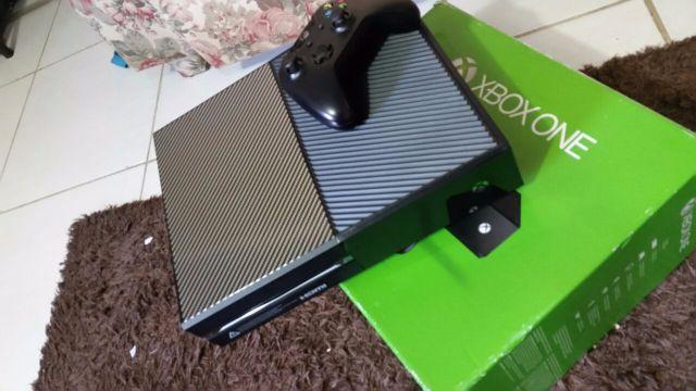 Xbox One 500gb 1 Controle+ 3 jogos no hd.pode retirar em
