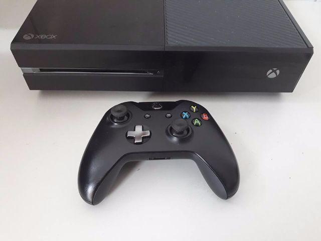 Xbox One Semi Novo 500gb - 1 controle - Alguns jogos no HD /