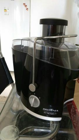 Centrífuga Britânia preta e prata muito bonita e nova.