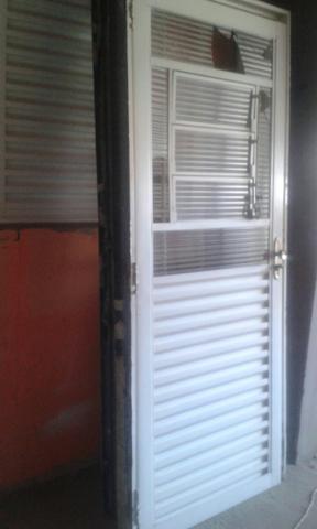 Porta com batente abre a direita de 80cm