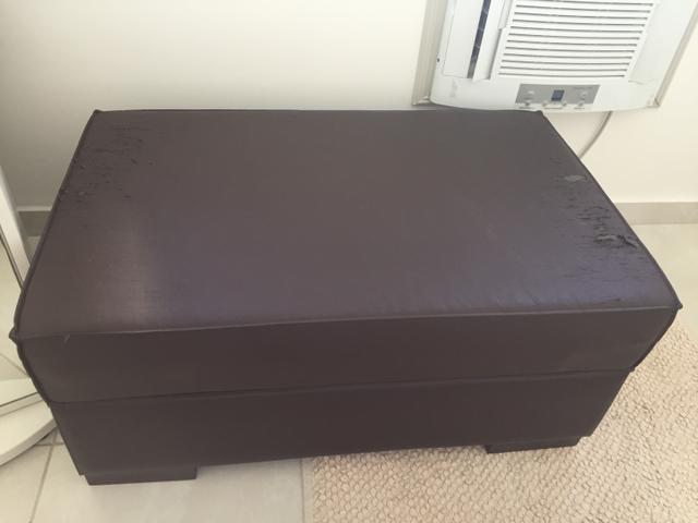 Puff De Madeira Estofado E Revestido Em Couro Ecológico;