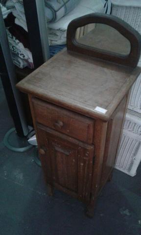 Mesa com gaveta e armário de madeira rústica