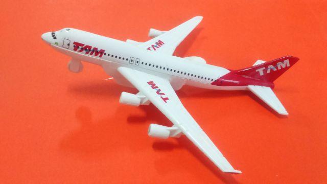 Modelo Avião TAM (Boeing- Tamanho Grande 16cm)