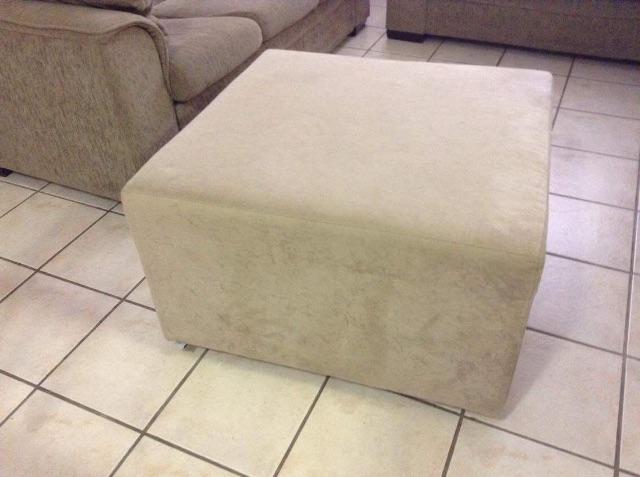 Puff quadrado em suede com rodinhas