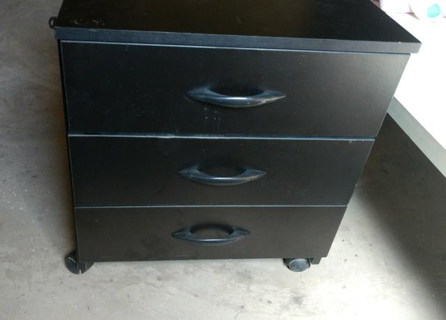 Cômoda, criado mudo com chave