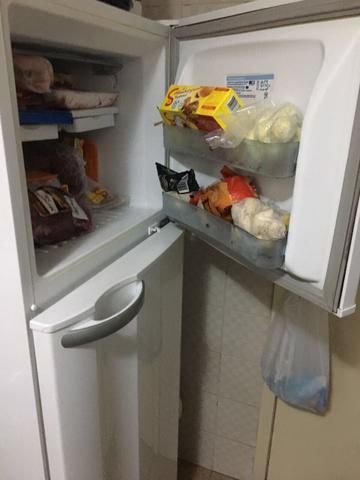 Geladeira Electrolux DF38 Frost Free