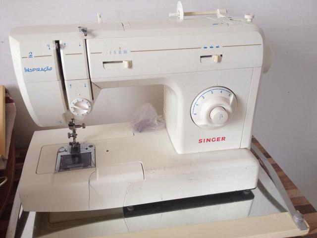 Maquina de costura com mesinha incluso feita pra máquina