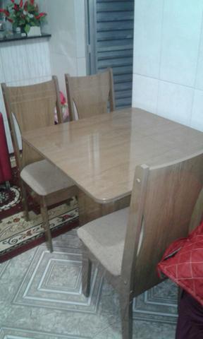 Mesa com 4 cadeiras