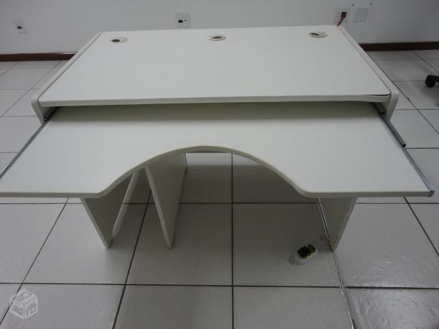 Mesa para computador com bandeja retrátil