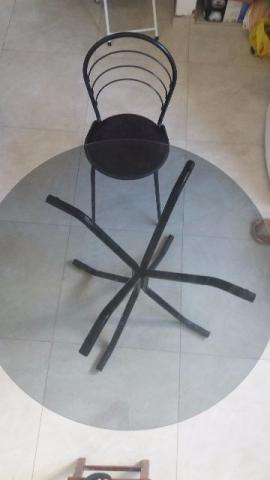 Mesa redonda de Vidro Fumê com uma cadeira
