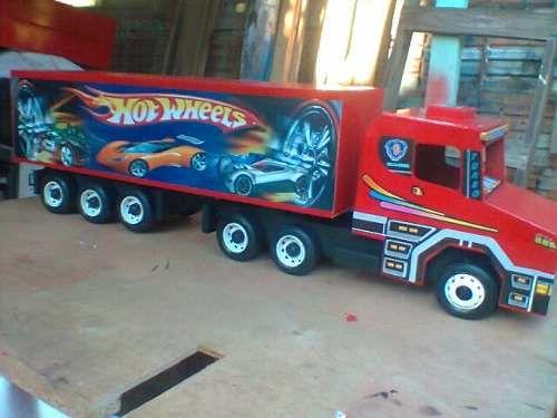 Caminhão de brinquedo de madeira