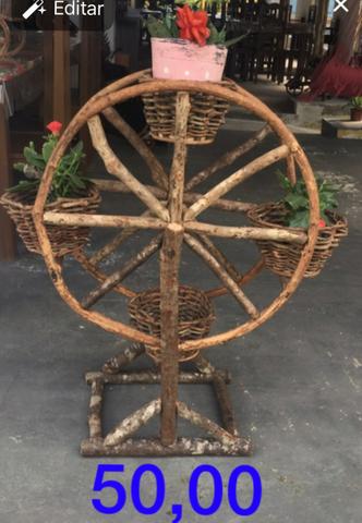 Enfeite roda gigante feito com cipó é madeira