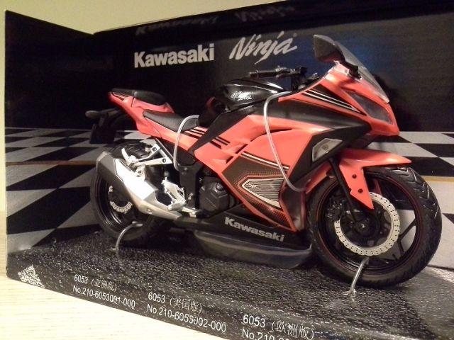 Miniatura moto Kawasaki Ninja 300 preta com vermelho laranja