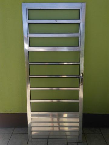 Porta de alumínio com ventarola