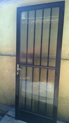 1 porta e 2 basculantes de aluminio bronze e vidro fume