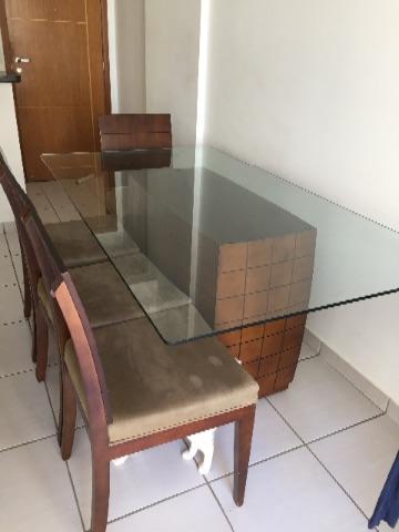 Mesa de madeira e 6 cadeiras