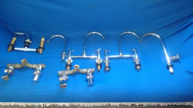 Misturador, sifão e torneiras