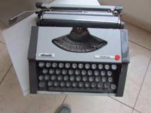 Máquina de Escrever Olivete Tropical com maleta