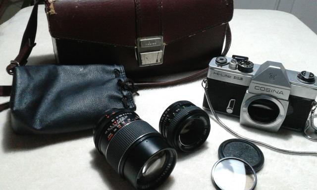 Máquina fotográfica analógica e lentes