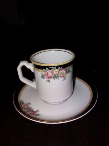 Xicara porcelana real assinada pela design Ingrid S. Lara