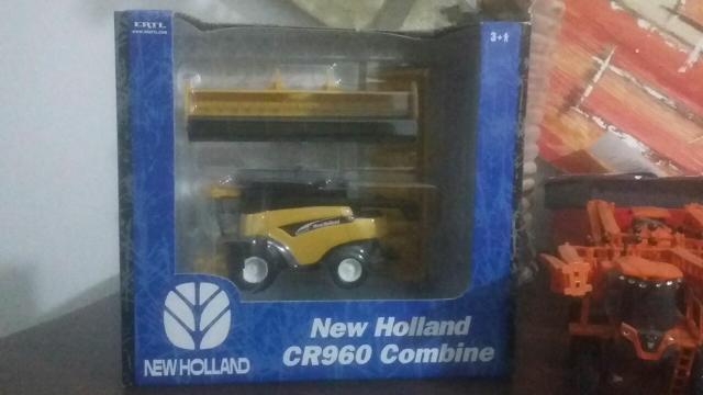 Miniatura da colheitadeira New Holland CR 960 escala 1/64