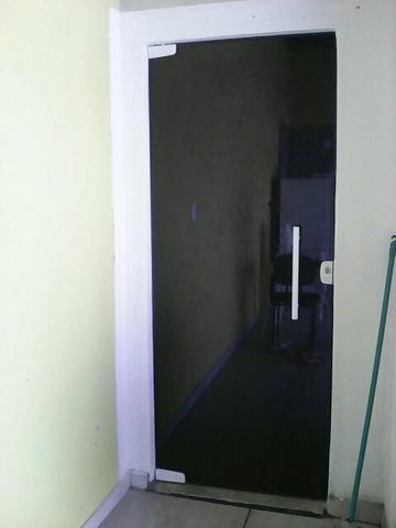 Aplique de insulfilm escuro em portas de vidro