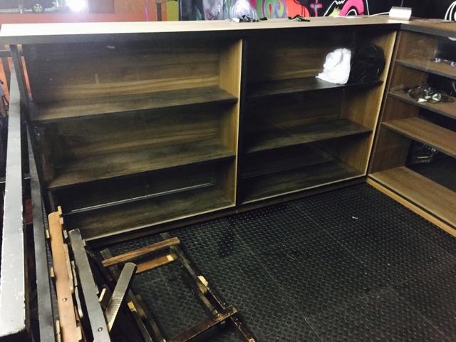 Balcão em L de vidro com porta de corre grande