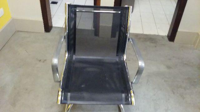 Cadeira fixa em tela preta OMP italiana semi nova