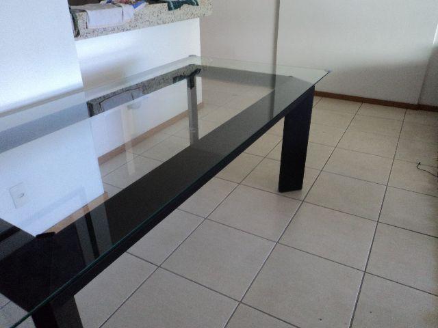 Mesa de 8 lugares com tampa de vidro e base preta