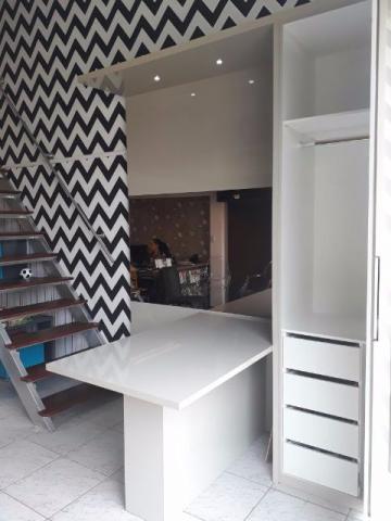 Mesa de jantar e armário