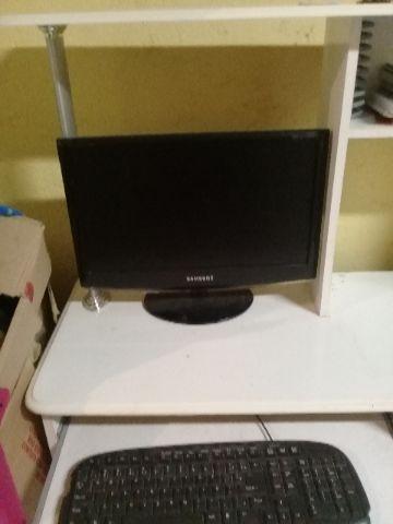 Mesinha de computador com monitor e teclado