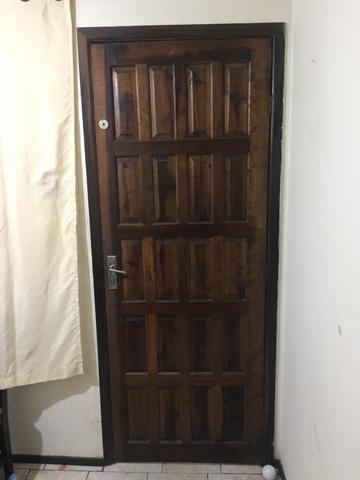 Porta externa com caixilho e fechadura