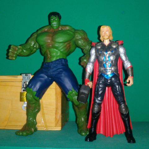 Boneco Hulk 25 cm  e Thor 20 cm 